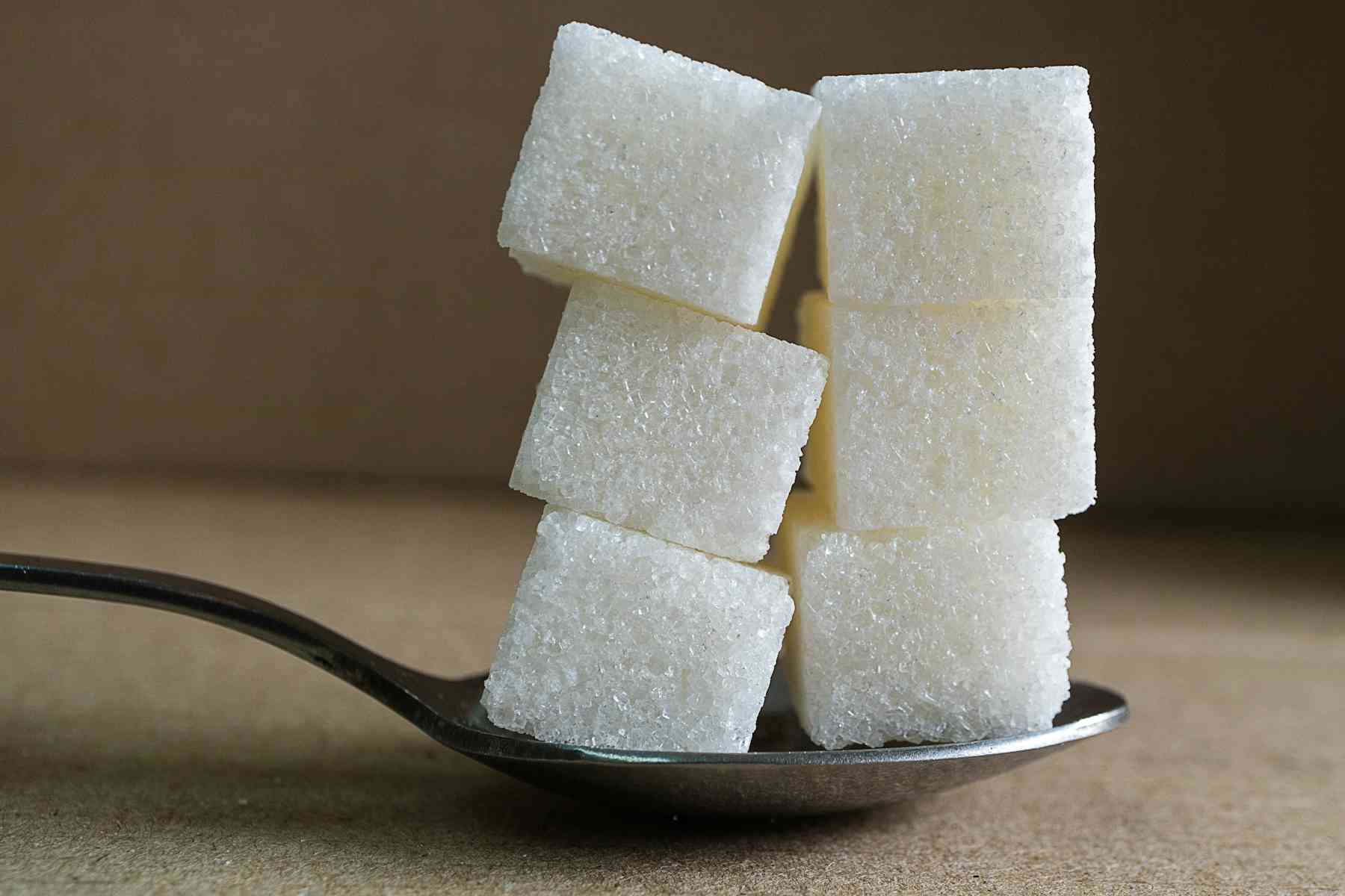 A b of sugar. Сахар в кулинарии. Цукор темный. Кусок сахара в сиропе. Фото сахара.