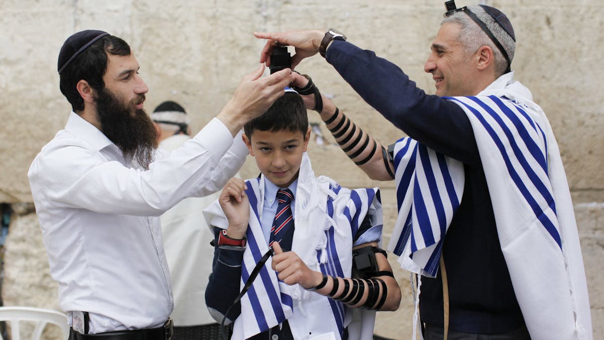Le Bar-Mitzvah :
- cérémonie qui célèbre la majorité religieuse du jeune juif.
Être bar-mitzvah signifie donc pour un g