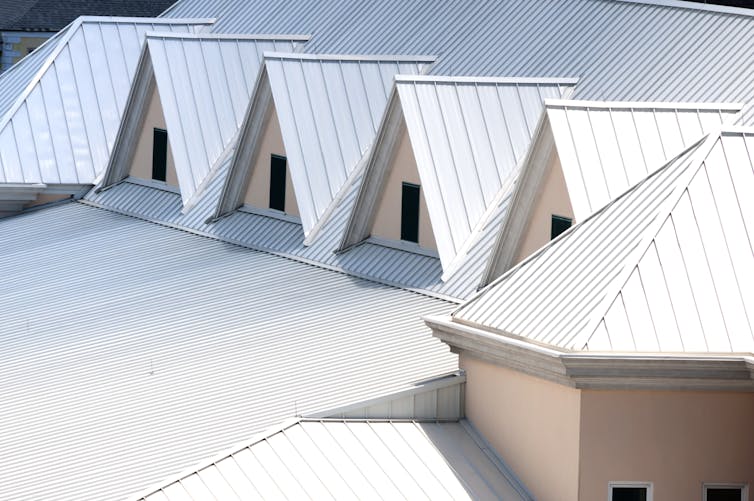 how white roofs help to reflect the sun's heat