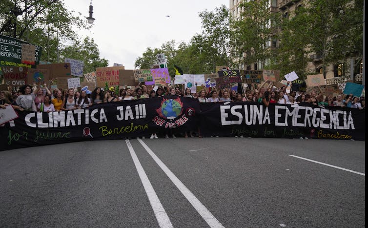 El Consejo de Ministros español, junto con el Congreso de Diputados y otros entes públicos y universitarios, han emitido declaraciones de emergencia ante la crisis climática. This introduction sets the stage for an analysis of Spain's response to climate change and highlights a series of declarations that have been put forward by various governmental bodies in reaction to escalating environmental concerns globally. It underscores both the urgency felt at national levels as well as acknowledgment from educational institutions, thereby framing the article within broader international context while focusing on Spain's own actions and commitments towards addressing climate emergencies.