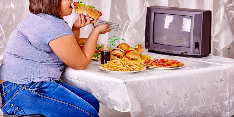 ¿Se han fijado alguna vez en la cantidad de calorías que ingerimos cuando vamos al cine? Palomitas, chuches, chocolatinas… Atrapados por las imágenes de la película, nos zampamos cualquiera de estos productos en pocos minutos. Sin que podamos explicar cómo, en un abrir y cerrar de ojos, ¡zas! La bolsa está completamente vacía. Y el estómago, lleno.