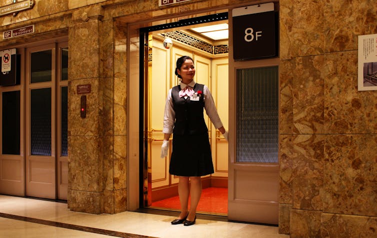 Hace unos días una agencia de recursos humanos publicaba una oferta de empleo de ascensorista en la ciudad de Madrid. La noticia fue una sorpresa porque pensábamos que la profesión de ascensorista había desaparecido.