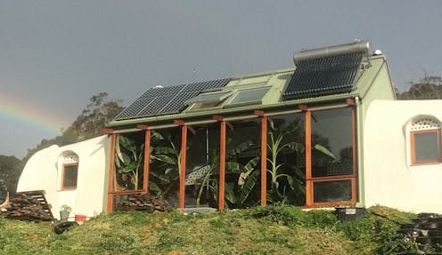 How 'Earthships' could make rebuilding safer in bushfire zones