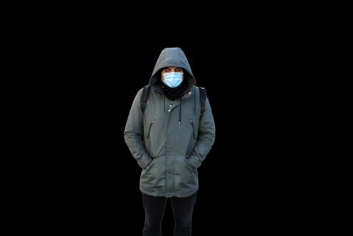 Este artículo aborda la cuestión ética y legal del imponer restricciones o cuarentenas a individuos durante una epidemia de coronavirus, poniendo en contexto el debate sobre los límites justos del control coercitivo sin precedentes como consecuencia de un brote viral. La introducción destaca la complejidad moral y legal que surge cuando se impone restricciones a personas que no están enfermas, sugiriendo cuestionamientos éticos sobre el equilibrio entre libertad individual y seguridad pública frente al miedo como fundamento para tales acciones. El autor Roberto Losada Maestre invita al lector a reflexionar acerca de la obligatoriedad o voluntades en mantener cuarentenas, destacando que aunque puede parecer lógico imponer restricciones preventivas durante una crisis sanitaria masiva, no debe justificarse el uso de la violencia ni la censoría como soluciones. Aboga por el respeto a las medidas individuales impuestas y promueve un diálogo abierto para enfrentar los desafíos que presenta dicha epidemia sin recurrir al control coercitivo excesivo, manteniendo siempre la libertad como valor central de una sociedad libre.