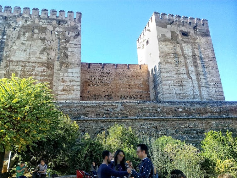 Les tours défensives de l’Alhambra, à Grenade (Espagne). Source : Moli Sta Elena/Flickr, CC BY-NC-SA