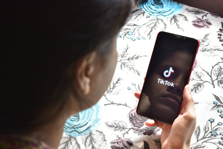 Desde que en 2018 el gigante chino Beijing-ByteDance, empresa que actualmente tiene un valor de mercado de 75.000 millones de dólares, fusionara la antigua plataforma de vídeos Musical.ly con la app china Douyin, su gigantesco monopolio no ha hecho más que crecer y crecer y crecer, alcanzando a día de hoy más de 800 millones de usuarios mensuales activos, y siendo de esta forma la tercera aplicación más descargada tan solo por detrás de WhatsApp y Messenger.