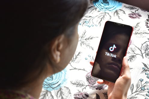 Desde que en 2018 el gigante chino Beijing-ByteDance, empresa que actualmente tiene un valor de mercado de 75.000 millones de dólares, fusionara la antigua plataforma de vídeos Musical.ly con la app china Douyin, su gigantesco monopolio no ha hecho más que crecer y crecer y crecer, alcanzando a día de hoy más de 800 millones de usuarios mensuales activos, y siendo de esta forma la tercera aplicación más descargada tan solo por detrás de WhatsApp y Messenger.