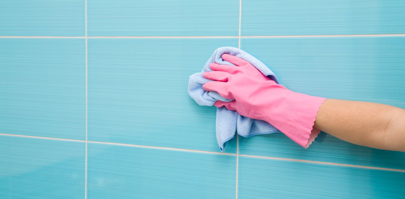 Мытье плитки в ванной