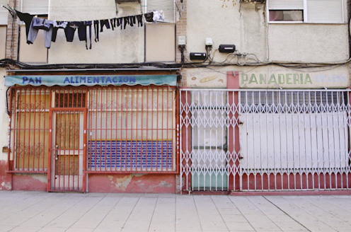 La crisis del coronavirus en España continúa teniendo su foco en la ciudad de Madrid, donde la transmisión comunitaria continúa aumentando. Hemos llegado a la fase del confinamiento con restricciones de movimiento. No sabemos cuánto tiempo durarán.
