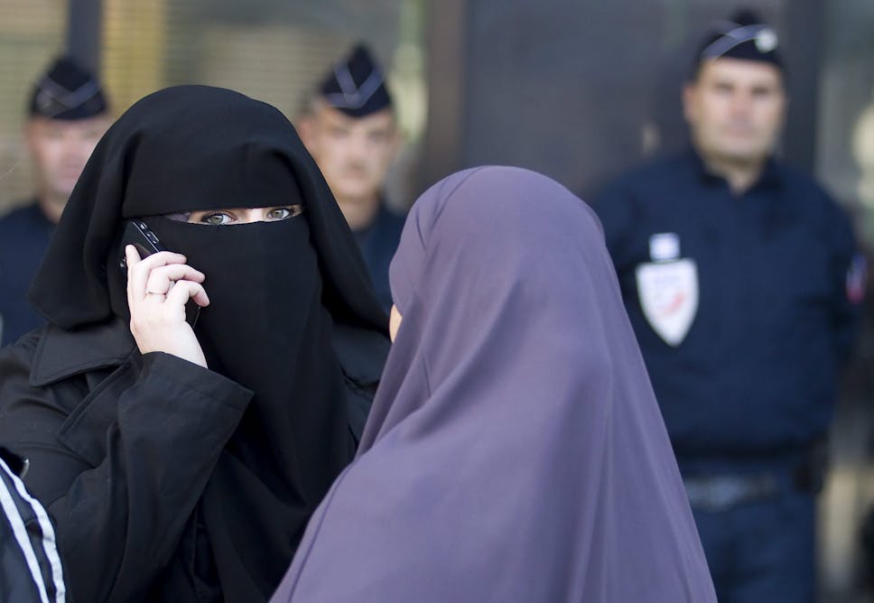 Фото женщина в парандже на допросе в суде. Суд по исламу как делать.