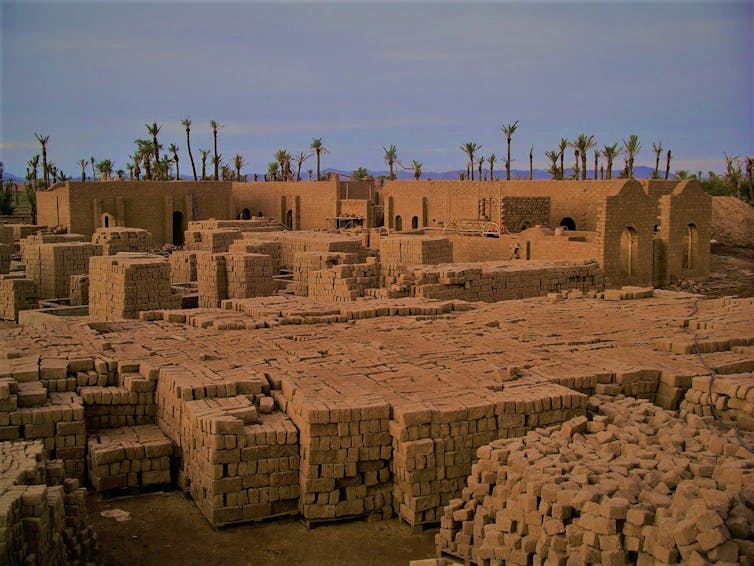 Construction de Terra Janna à Marrakech (Maroc) : un centre de formation en construction en terre crue (centre de la terre) et une maison d’hôtes entièrement édifiés en adobes. Il s’agit d’un exemple d’architecture contemporaine écoresponsable en terre crue. Denis Coquard