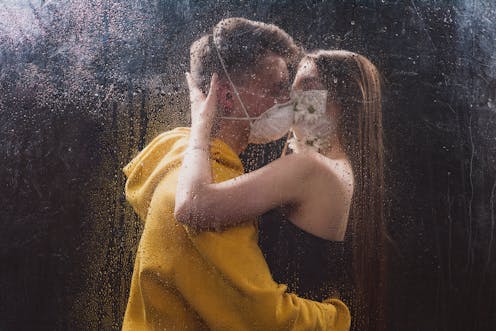 En un momento como el actual, inmersos en plena crisis del coronavirus, en que parte de nuestra experiencia emocional y afectiva va a verse obstaculizada por elementos condicionantes externos, es importante que dediquemos un tiempo a reflexionar sobre el deseo erótico y sus implicaciones para nuestra vida.