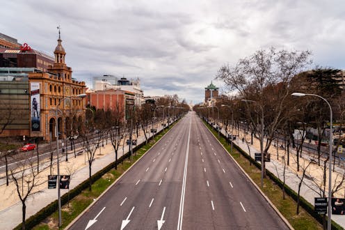 La pandemia del coronavirus no tiene precedentes, y es previsible que tenga devastadoras consecuencias sanitarias y en la economía global. En las últimas décadas ha habido múltiples pandemias víricas, pero ninguna con el brusco y profundo impacto socio-sanitario que tiene COVID-19. No hay duda de que COVID-19 supondrá un antes y un después. Además, el futuro inmediato es incierto puesto que no disponemos ni de antivirales ni de vacunas eficaces.