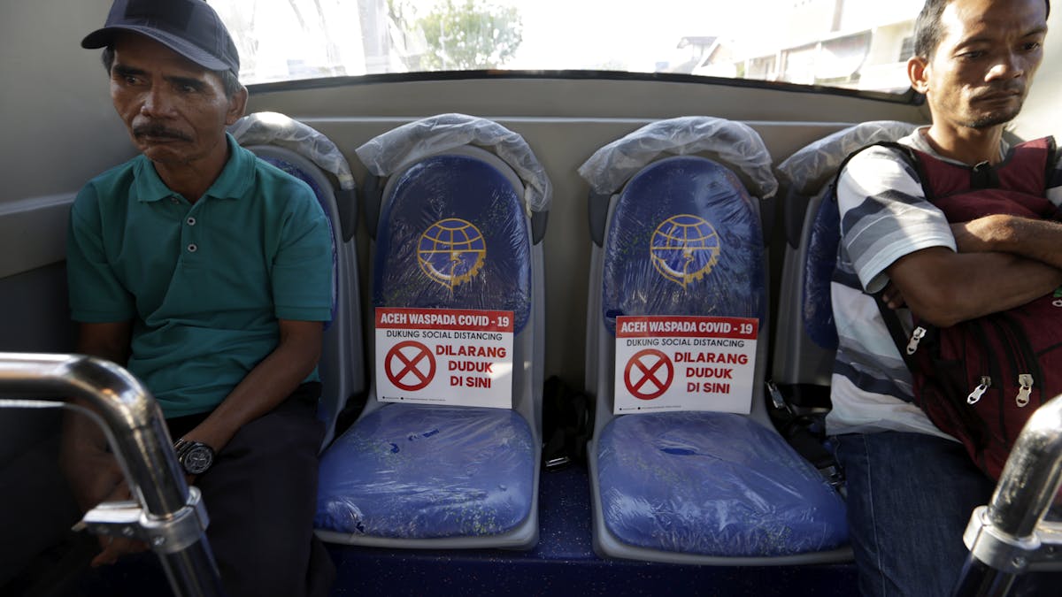 Penerapan Social Distancing Setengah Hati Di Indonesia Berpotensi Gagal Kurangi Kasus Baru Covid 19