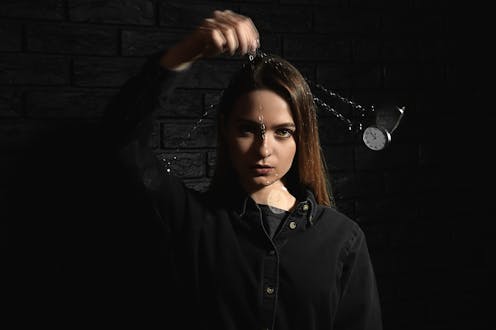 Seguramente, el cambio de hora de primavera es lo último que nos quita el sueño en estos momentos. Por vez primera en la historia, este cambio de hora se nos va a colar por la puerta de atrás, sin hacer apenas ruido, con millones de escolares, universitarios y trabajadores en cuarentena, confinados en un espacio limitado durante un tiempo aún por determinar.