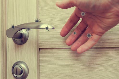 El penúltimo debate sobre la capacidad infecciosa del virus SARS-CoV-2, que causa la actual enfermedad pandémica COVID-19, es su capacidad potencial para permanecer viable durante varias horas o incluso días en superficies rígidas, desde las cuales podría transmitirse.