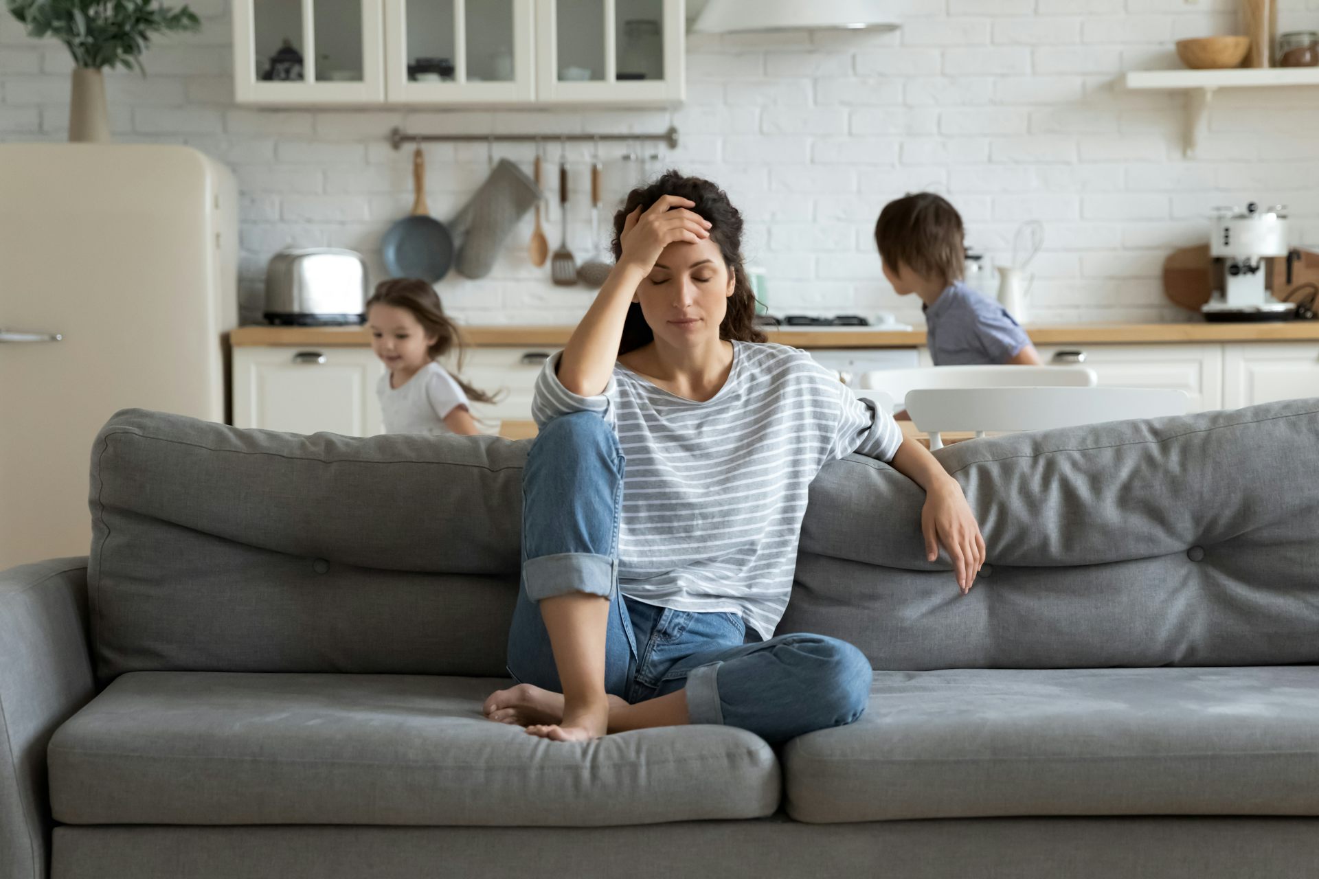 Französische Frau Wird Immer Auf Der Couch Genagelt Während Warten Dass Ihren Mann Nach Hause Kommt