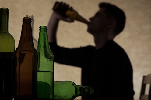 En este artículo analizamos la dinámica entre consumo esporádico e adicción al alcohol a través del sistema mesocorticolímbico. Exploramos cómo el confinamiento y los cambios en nuestras rutinas pueden conducirnos hacia hábitos potencialmente dañinos y examinaremos las bases neurológicas que impulsan dicho cambio.