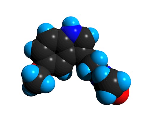 Cuando uno acude a una consulta médica y como paciente le pregunta a su médico la posibilidad de que le recete melatonina, la respuesta suele ser casi siempre la misma: “eso solo sirve para conciliar el sueño, aunque mal no le va a hacer”. De hecho, la función más conocida de esta neurohormona reside en su capacidad de regular el ciclo de sueño/vigilia.