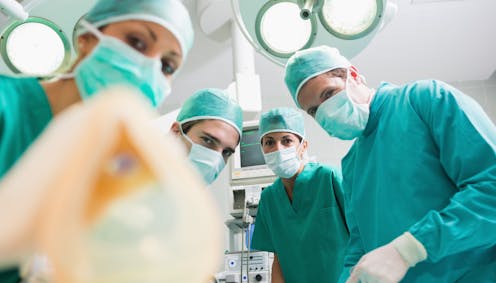 La ética médica, desde el Juramento Hipocrático, trata de la conducta profesional de los médicos. Así, la deontología profesional en medicina se refiere a lo bueno y adecuado. La ética médica integra los valores, las actitudes, los derechos y las obligaciones que atañen al médico en el ejercicio de sus funciones, y también a los argumentos para la toma de decisiones. Estas se basan en aspectos clínicos y técnicos, pero también éticos y socioeconómicos como, por ejemplo, la distribución de los recursos de los que se dispone.