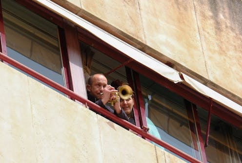 Mirando a través de las ventanas, hay que reconocer que todos nos encontramos cada día un poco más perdidos por la falta de libertad y de interacción social. La información minuto a minuto sobre la epidemia del coronavirus, repetida en cada emisora de radio, medio online y canal de televisión, no ayudan mucho. Incluso parecen hacer más lento el paso del tiempo.