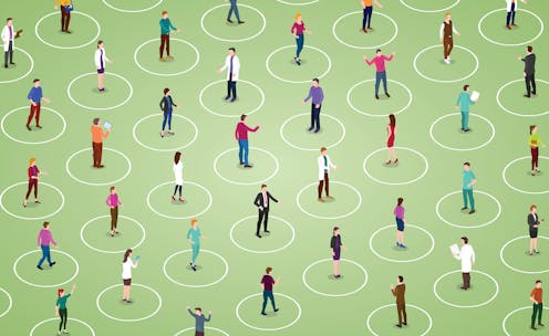 El artículo explora la teoría y los experimentos relativos a la conectividad en redes sociales, desde el concepto inicial de Milgram hasta las simulaciones actualizadas del Washington Post durante la pandemia del COVID-19.