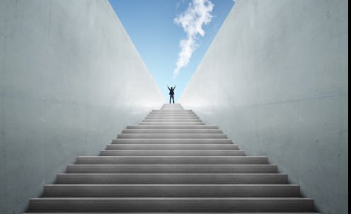 En este período insólito de confinamiento en el que nos vemos inmersos en la actualidad, no cabe duda de que tener la mente ocupada hace que el tiempo transcurra más rápido y nos aleja de estados de angustia, ansiedad o depresión. Son muchos los expertos que insisten en la importancia de establecer rutinas en la vida diaria que nos impidan estar ociosos y pensar demasiado en lo que nos rodea. Pero, ¿de verdad resulta tan beneficioso establecer rutinas?