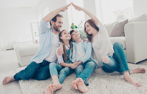 Nos despertamos y nos damos cuenta de que ya no recordamos cuántos días llevamos en cuarentena. Tal vez nos espera una jornada de teletrabajo, o quizá tenemos todo el día libre porque ahora ni siquiera trabajamos. Los medios de comunicación no paran de transmitir información y cifras relacionadas con el COVID-19.