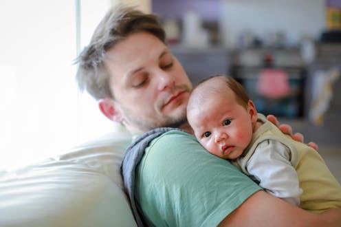 Este artículo aborda la importancia del sol para las vitaminas D y los bebés, dadas las condiciones actuales impuestas por el confinamiento debido a COVID-19. Se proveen pautas prácticas sobre cómo se pueden optimizar estas exposiciones tanto en adultos como en niños de diferentes edades para mantener un estilo de vida saludable y bien estructurado dentro del hogar, incluso cuando los horarios normales han cambiledo. (El texto siguiente a esta introducción es el contenido completo del artículo mencionado anteriormente.)