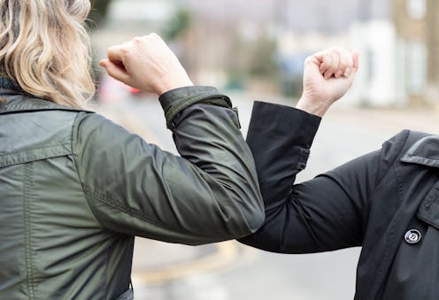 El coronavirus revolucionará hasta el saludo