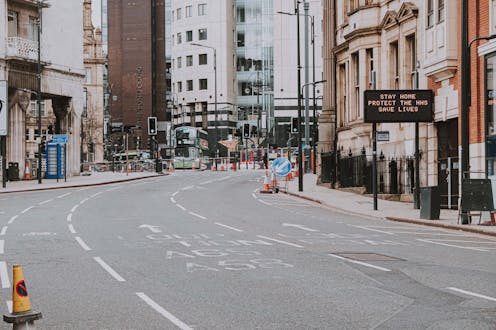 El alcance mundial del virus SARS-CoV-2 demuestra que en esta era de globalización un fenómeno originado en un rincón remoto puede tener consecuencias en el otro extremo del mundo días o incluso horas después. La emergencia de nuevos patógenos no es algo nuevo, pero ¿por qué ha alcanzado la COVID-19 la condición de pandemia?