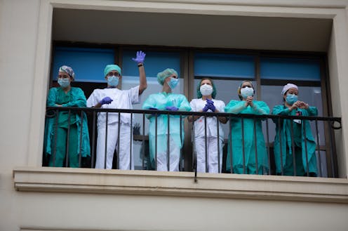 En el artículo se analiza la percepción social del personal sanitario en Málaga durante la pandemia. A pesar de que los datos indican una valoración generalmente positiva, existen diferencias significativas por género y clase social. Además, las tendencias previas sugieren un aumento continuo de la preocupación por la sanidad como problema social en los últimos años, lo que podría reforzarse aún más con el impacto del coronavirus y críticas al gasto público en salud. El confinamiento ha transformado las interacciones diarias y es un momento para expresar solidaridad hacia los profesionales sanitarios, pero también plantea cuestiones de equidad social que merecen atención especializada.