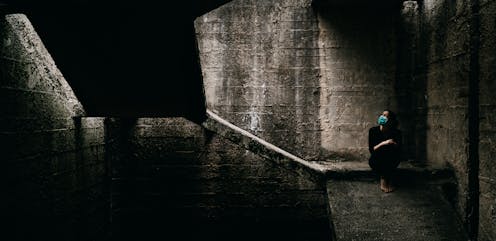 Un tranquilo sábado, 27 de Febrero de 2010, un terremoto seguido de un tsunami devastador arrasó una buena parte del sur de la casi interminable costa chilena. Más de dos millones de personas (el 10% de la población total) quedó directamente afectada por este suceso que apenas duró 4 minutos. Rápido y letal. ¿Cuáles son las consecuencias psicológicas de sucesos inesperados de esta naturaleza?