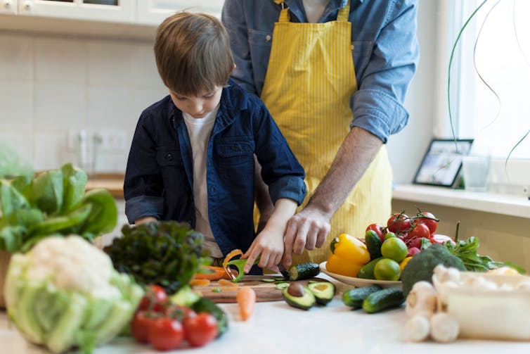 Maths, reading and better nutrition: all the reasons to cook with your kids