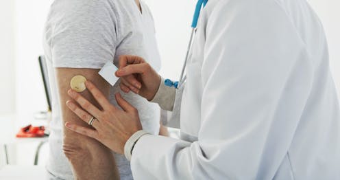 Muchos pacientes con COVID-19 empeoran de forma súbita. Son muchos los testimonios de sanitarios que describen un agravamiento en cuestión de minutos debido a una inflamación de los pulmones. Es el propio sistema inmune el que actúa de forma descontrolada. Es la tormenta de citoquinas.