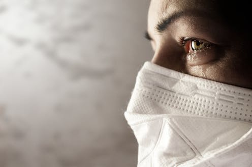 En las últimas semanas, en los medios de comunicación de España son habituales las cifras de nuevos positivos de COVID-19 y las de muertos acompañadas por metáforas bélicas. Sin embargo, en general, las imágenes no están alineadas ni con las cifras de muertos ni tampoco con la guerra.