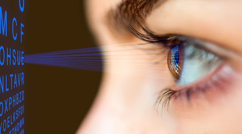 Aunque el uso de dispositivos digitales está ampliamente generalizado desde hace tiempo, la pandemia de COVID-19 lo ha potenciado. La situación de confinamiento prolongado a la que nos vemos sometidos nos ha obligado a modificar la mayor parte de nuestros hábitos, tanto de trabajo como de ocio. Son numerosas las personas obligadas a desempeñar su actividad laboral mediante teletrabajo, lo que implica jornadas interminables delante de la pantalla del ordenador.