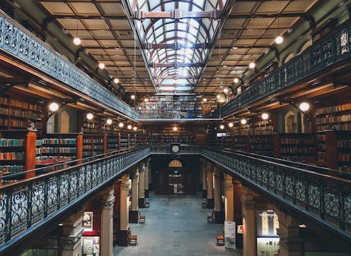 El sistema de publicaciones científicas afronta una situación tan comprometida a causa de la COVID-19 que podría acabar desembocando en su transformación. No sería prudente hacer predicciones acerca de la forma en que se comunicarán los resultados científicos cuando la pandemia haya pasado, pero no cabe descartar ninguna posible evolución. La situación que atraviesa el sistema es de verdadera crisis.