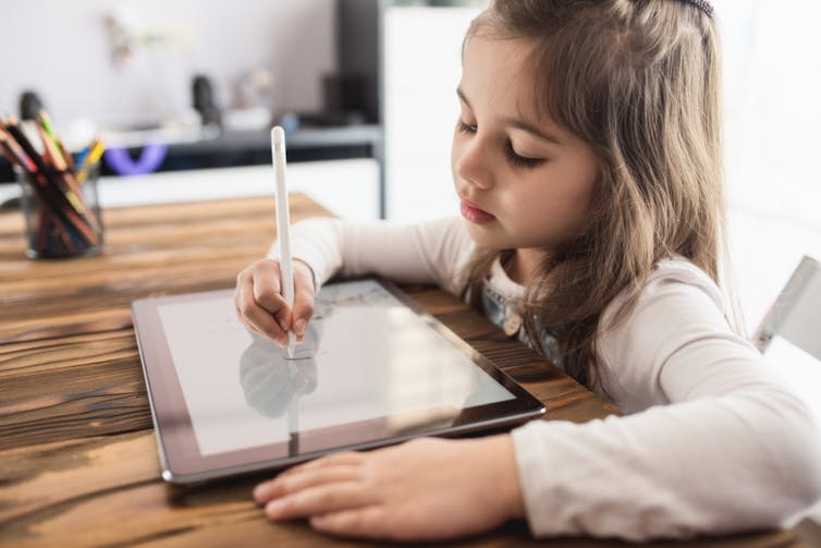 Apprendre à écrire : peut-on remplacer papier et crayon par tablette et  stylet ?