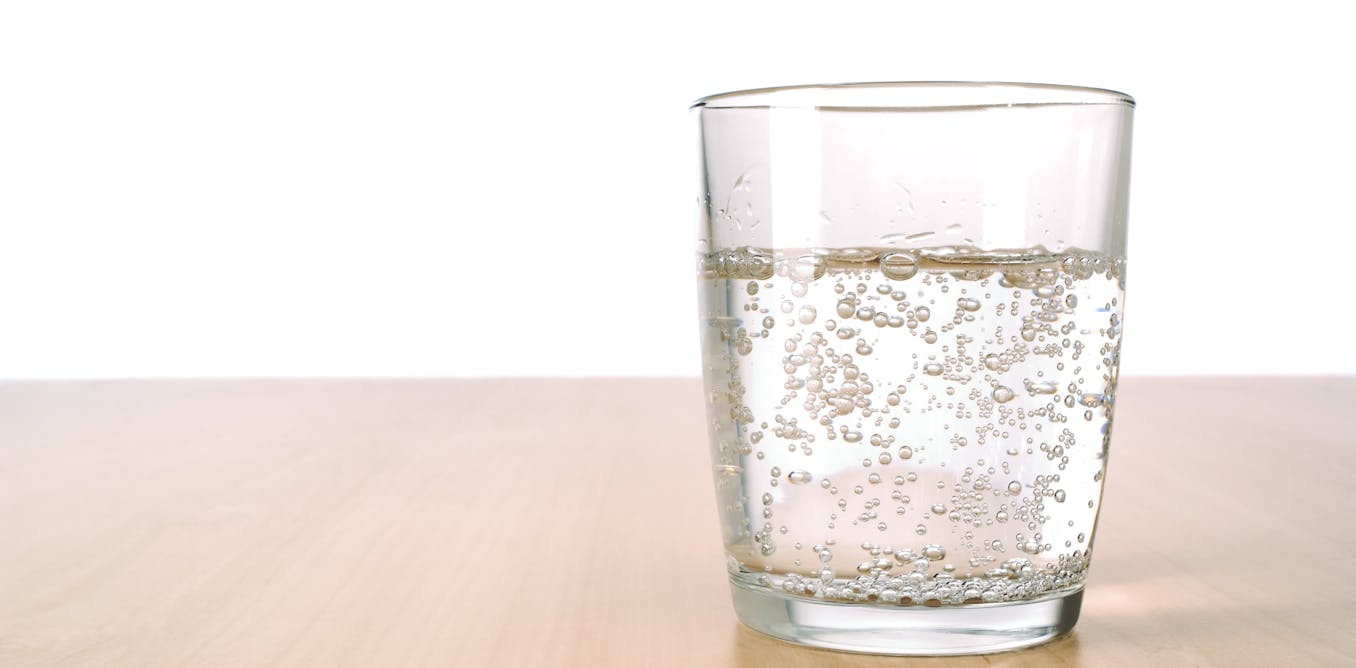 стакан воды с солью и уксусом под кровать
