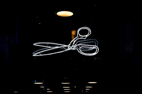 Las herramientas CRISPR de edición genética han ofrecido múltiples pruebas de su versatilidad desde que su uso empezó a generalizarse en 2013. Son casi un comodín que puede usarse en cualquier circunstancia en la que haya material genético de por medio. El penúltimo de los retos es la actual crisis sanitaria causada por el coronavirus SARS-CoV-2. ¿Qué pueden aportar las herramientas CRISPR para luchar contra la COVID-19?