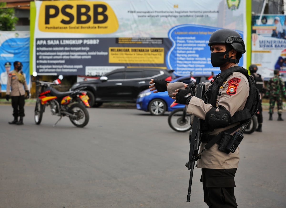 Penegak Hukum Indonesia Bertindak Sewenang Wenang Selama Pandemi Perlunya Sistem Pemidanaan Rasional