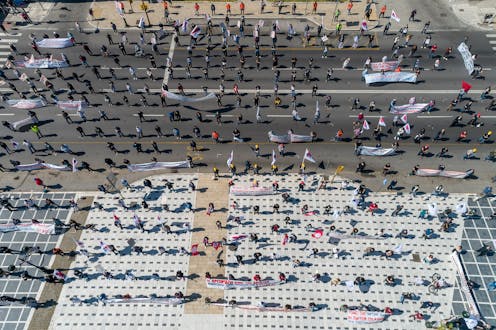 El actual estado de alarma declarado el pasado 14 de marzo para hacer frente a la pandemia de Covid-19 ha impactado fuertemente sobre las libertades, prohibiendo en la práctica, entre otras actividades, aquellas que conlleven la socialización y la agrupación de personas en el espacio público, lo que afecta claramente al ejercicio del derecho de reunión.