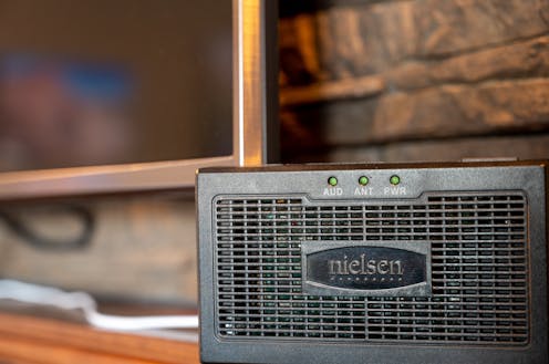 El confinamiento ha disparado el consumo no solo de la televisión tradicional sino de todas las pantallas que pueden reproducir contenido audiovisual. Aunque teletrabajemos, limpiemos la casa diez veces o cuidemos a nuestros hijos, ella siempre está ahí.