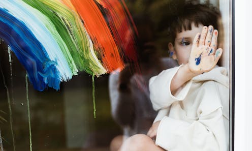 Es difícil anticipar cómo será nuestra vida después de la pandemia. Nos preguntamos si podremos retomar muchas de las actividades que hacíamos antes, aunque tampoco hay que perder de vista que esta enfermedad y sus consecuencias deberían impulsar un cambio de rumbo hacia un futuro más respetuoso con el medio ambiente y, de paso, más solidario. Esto es, con un mayor equilibrio social que reduzca las debilidades de nuestra especie y la haga más fuerte contra las epidemias y otras catástrofes naturales.