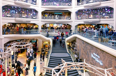 Tras semanas de confinamiento, en abril se conmemoró en numerosos países la Fashion Revolution Week. Este movimiento surgió tras el derrumbamiento en 2013 del edificio Rana Plaza en Bangladesh (murieron 1 134 personas y hubo más de 2 500 heridos) para reivindicar importantes cambios sociales y medioambientales en la industria de la moda.