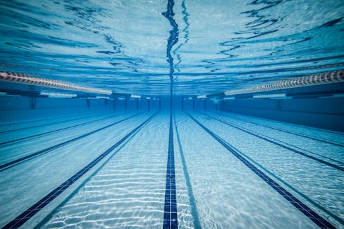 A medida que las temperaturas suben anunciando el verano, la necesidad de retomar, en la medida de lo posible, las actividades que asociamos a los periodos de vacaciones estivales se hace más acuciante. Queremos disfrutar de las piscinas, las pozas y pasear por las playas. Pero no podemos bajar la guardia. Tenemos que evitar aglomeraciones. Hay que continuar manteniendo la distancia entre las personas y las medidas de autoprotección. Todo depende de nosotros. Esto se aplica a las playas, piscinas, ríos, lagos, pozas, jacuzzis, aguas termales, balnearios… A todas las situaciones que nos podamos imaginar. Cuantas menos personas, menor será la probabilidad de contagio.