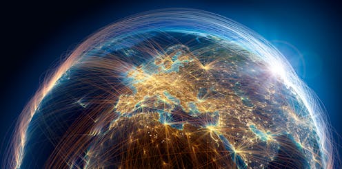 La propagación de la COVID-19 por el mundo no ha sido uniforme. ¿Por qué el coronavirus se extendió inicialmente por países como Estados Unidos, España, Italia, Francia o Reino Unido? ¿Se debe a la gestión de los gobiernos o hay factores externos que pueden explicar este hecho?