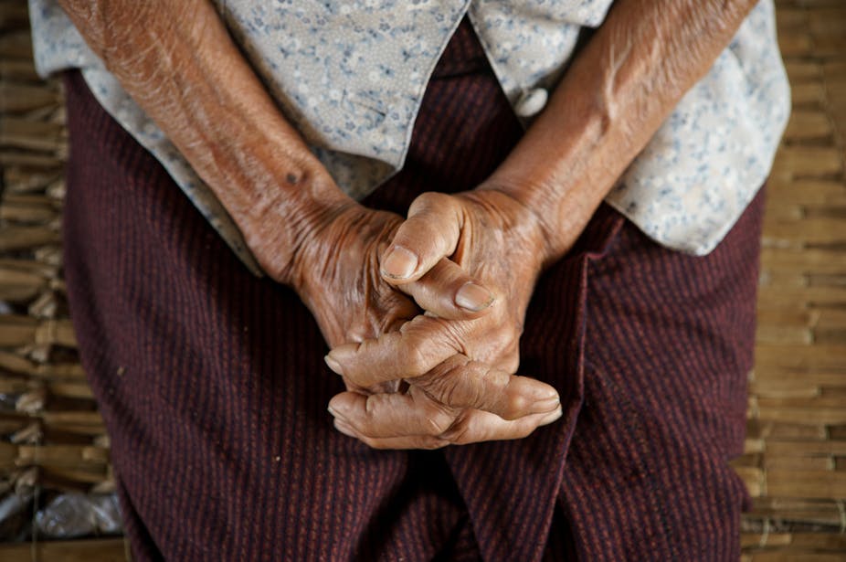 Risiko kematian lansia dengan COVID-19 tinggi tapi pelayanan kesehatan belum berpihak pada mereka: apa yang harus dilakukan