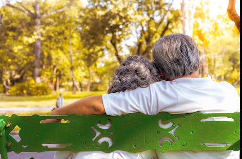 La COVID-19 está suponiendo un reto de salud pública para una gran parte de países del mundo. En España el 86 % de los fallecimientos son de personas de más de 70 años, y un 95 % de ellos ya tenía otra patología asociada. Entre las medidas instauradas por una parte de los países, incluida España, están el confinamiento y el distanciamiento social con el fin de reducir la tasa de contagio. Ambas pueden tener consecuencias para la salud.